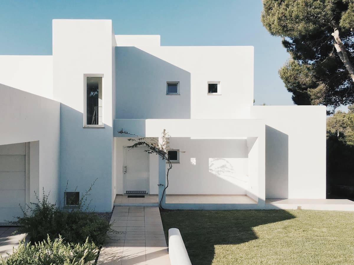 Villa résidentielle contemporaine à façade blanche
