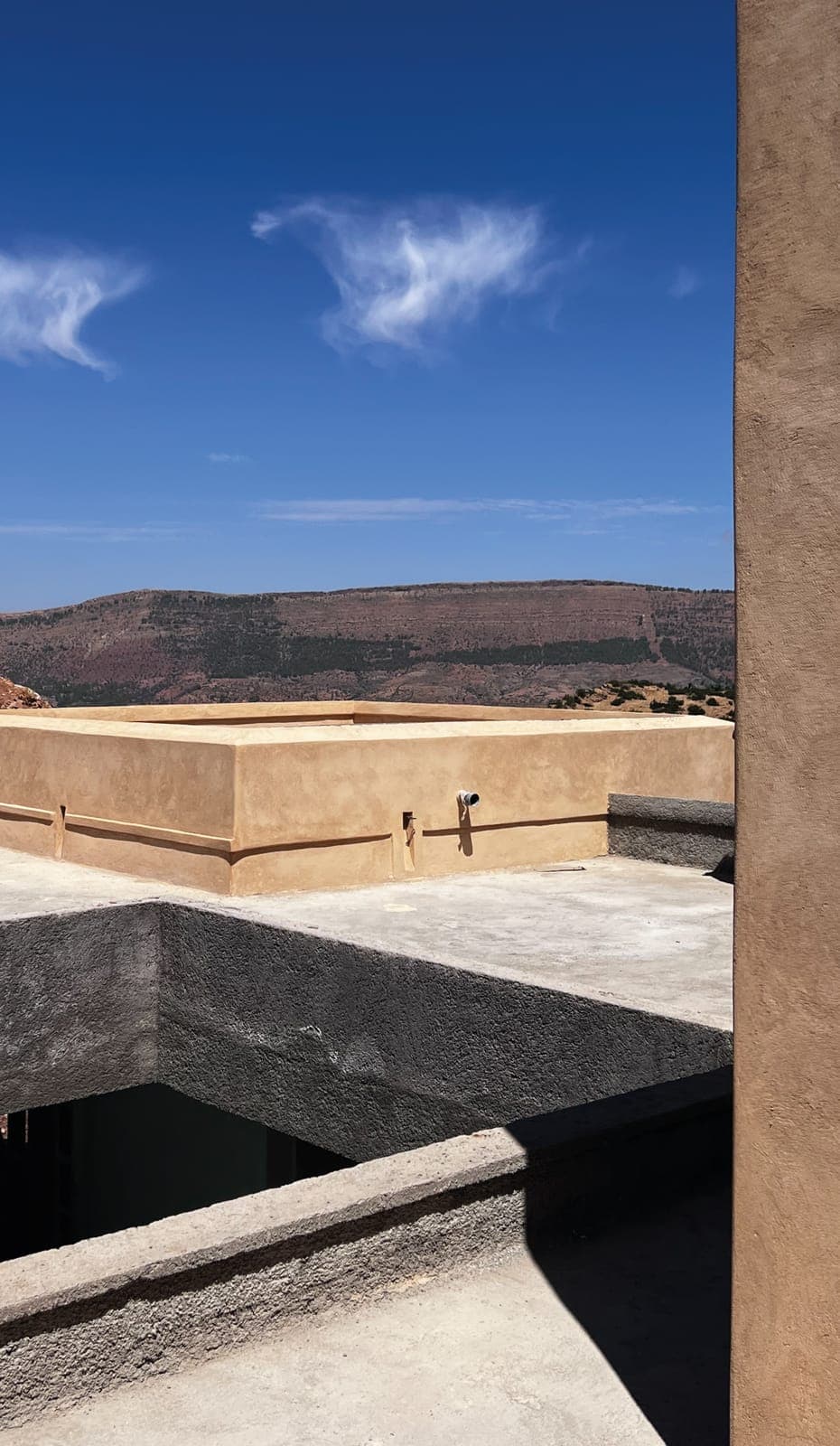 Terrasse enduite avec vue sur les montagnes de l’Atlas