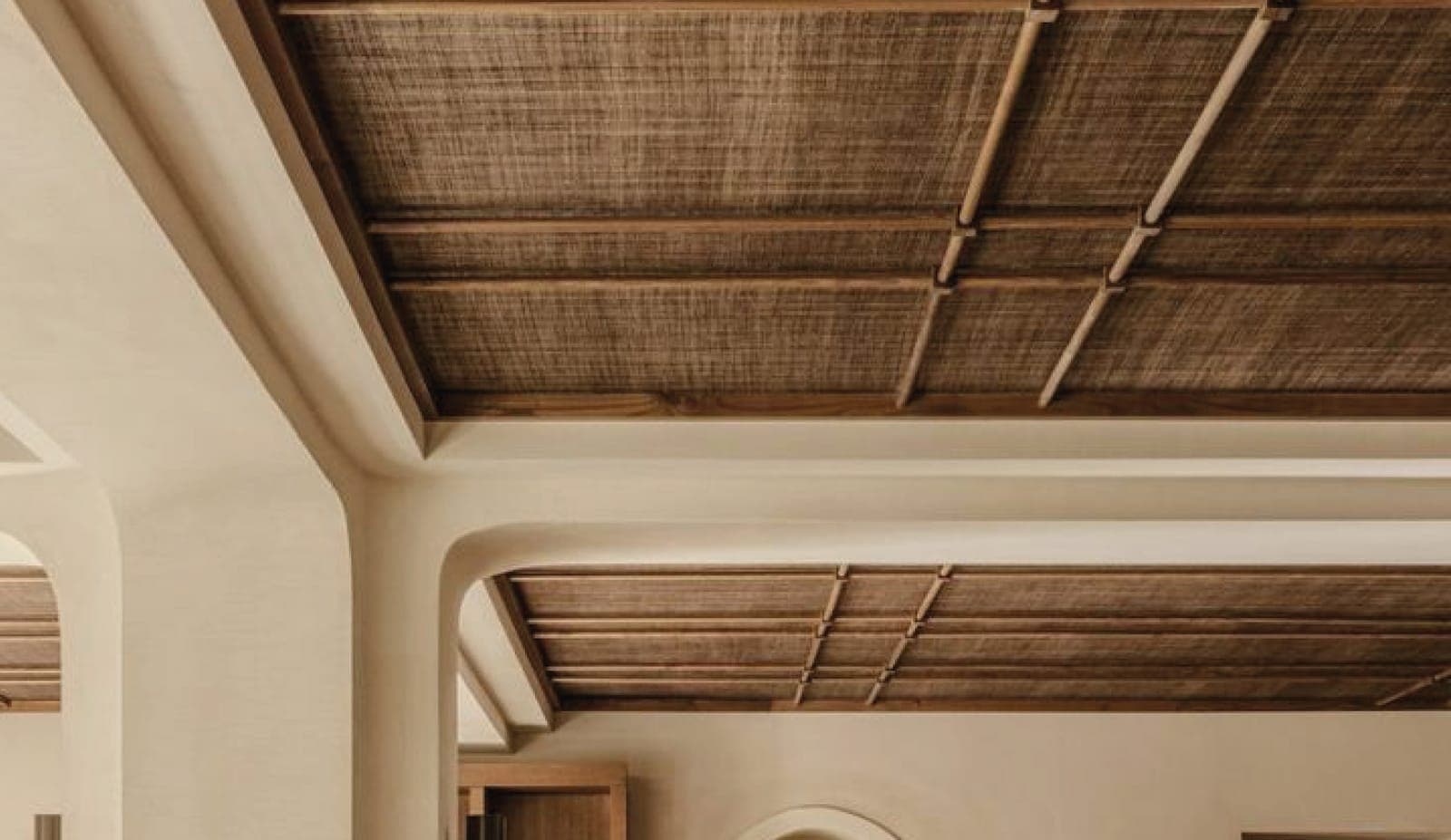 Plafond décoratif en plâtre et bois avec canisse