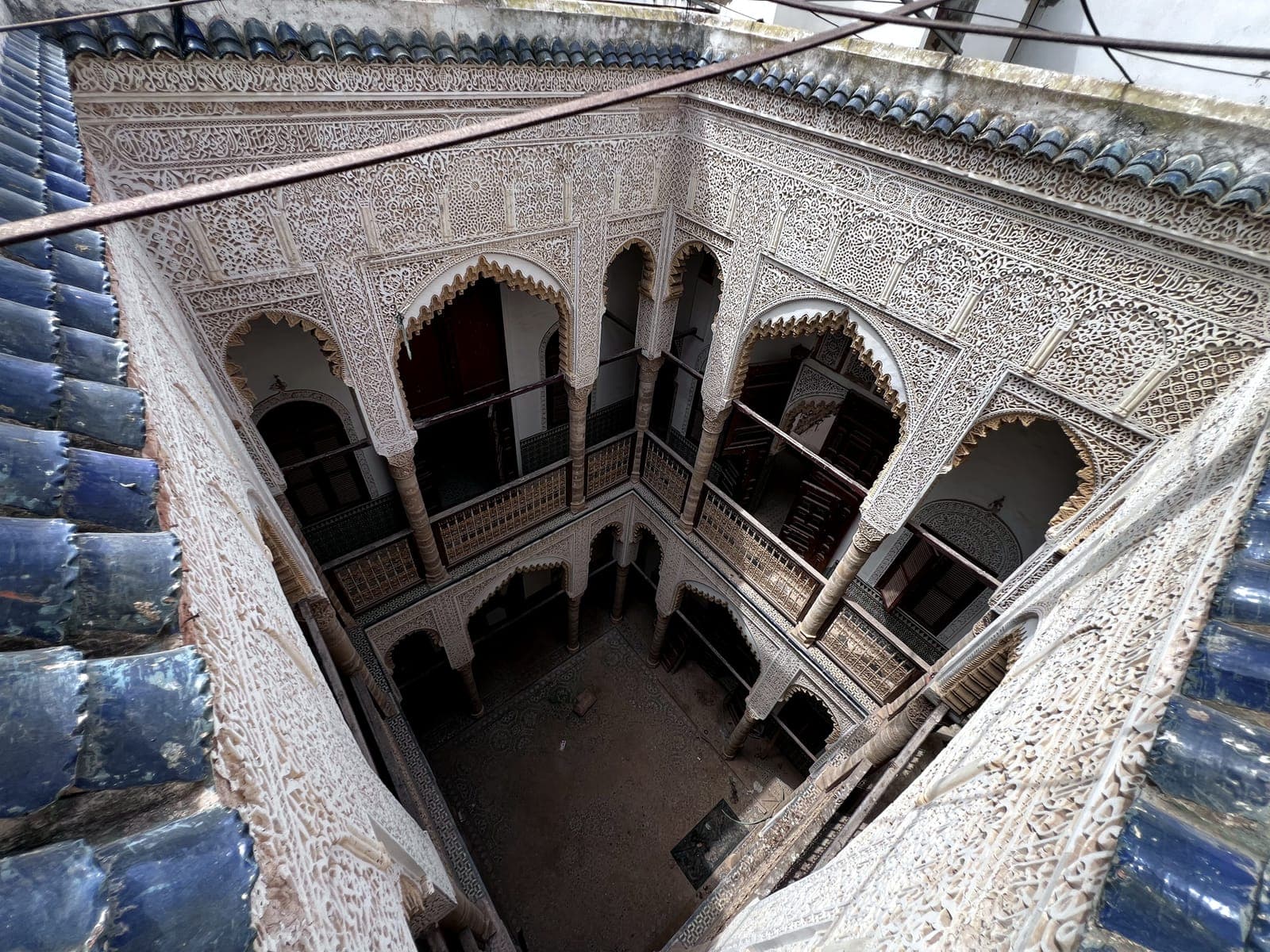 Vue plongeante sur le patio du riad et ses galeries