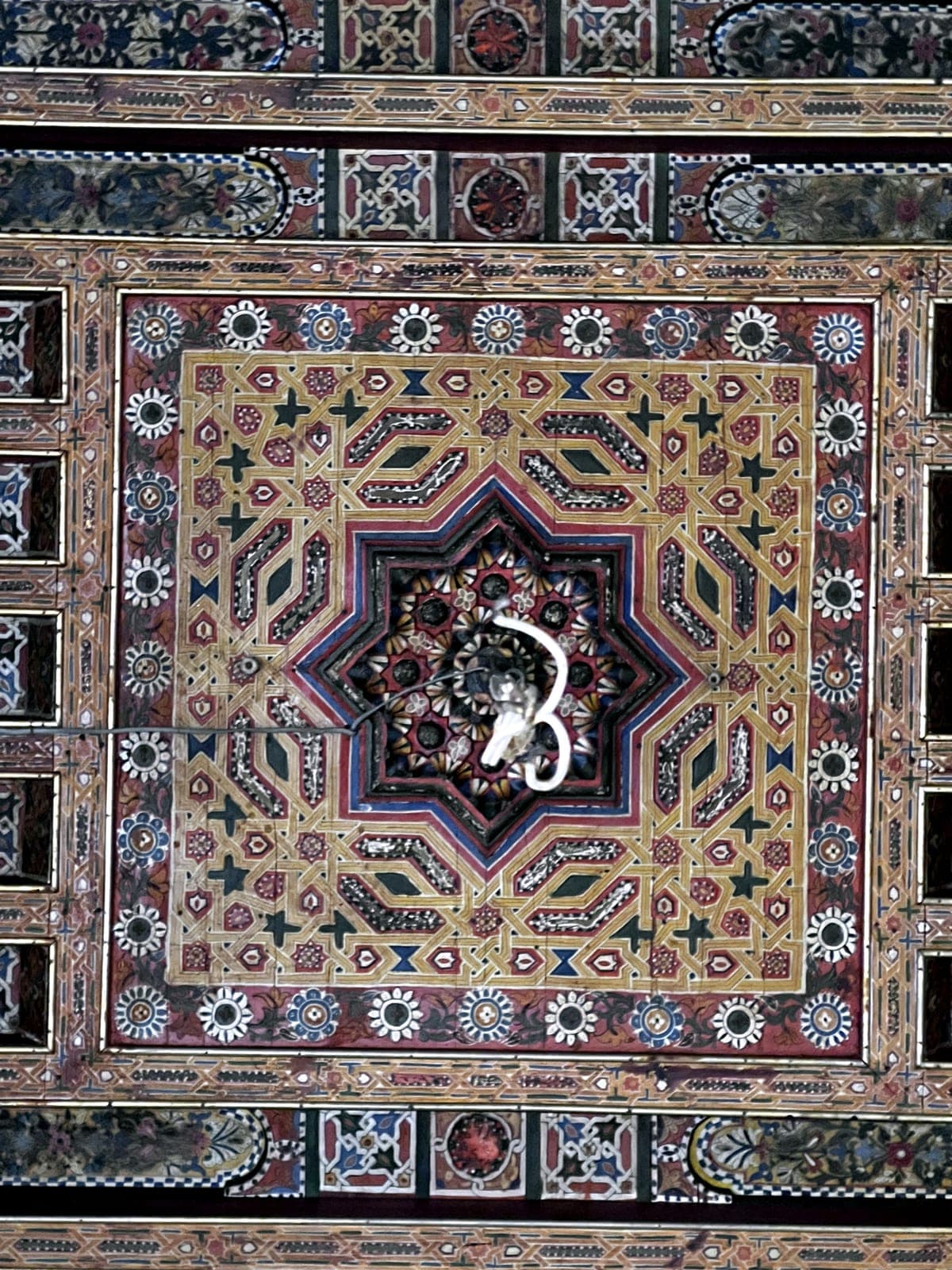Plafond à caisson octogonal en cèdre peint