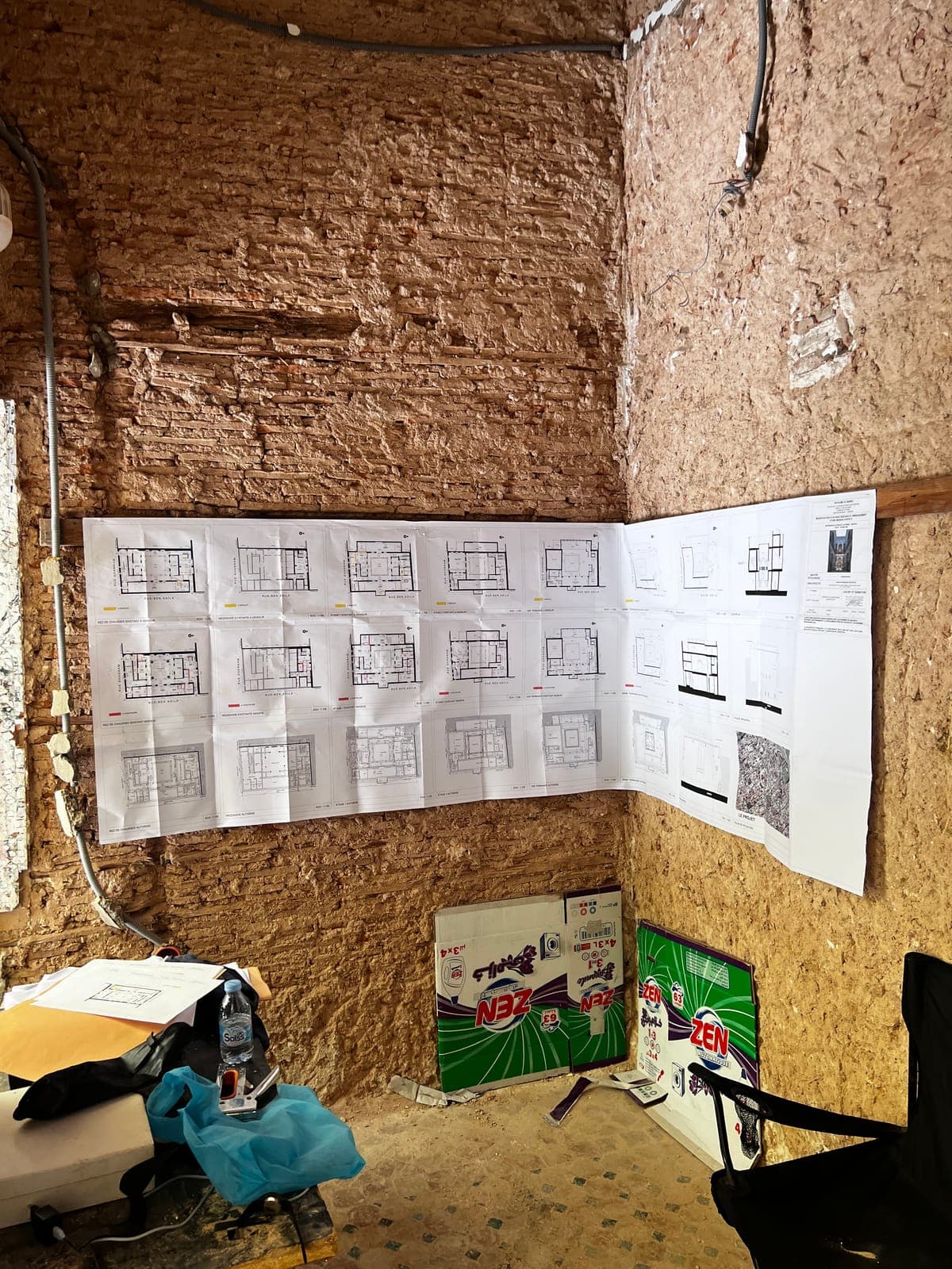 Plans d’exécution affichés au mur du bureau de chantier