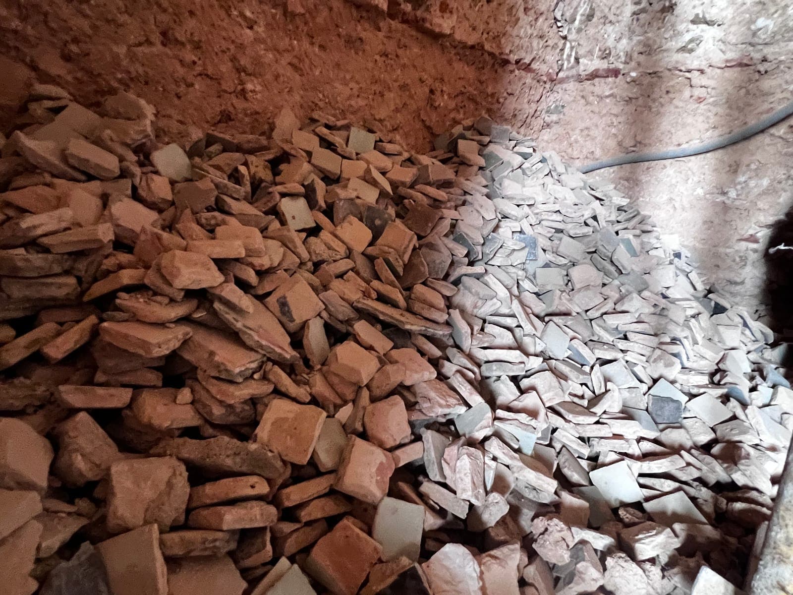 Carreaux de bejmat déposés et empilés pour réemploi