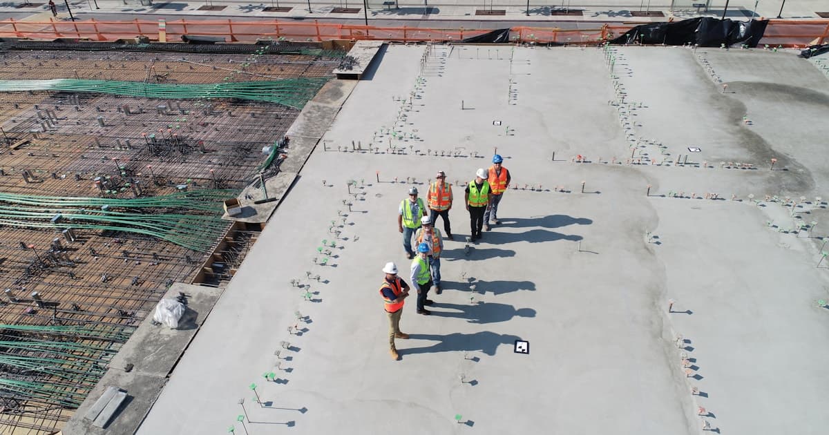 Ouvriers du bâtiment avec équipements de sécurité sur une toiture en cours de réalisation